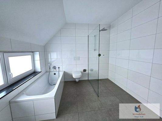 Masterbad mit Badewanne und Dusche