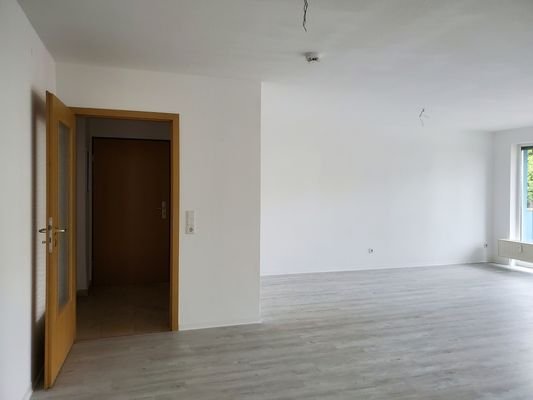 Wohnzimmer mit Blick in den Flur.jpg