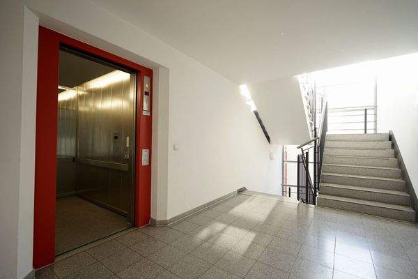 Treppenhaus mit Aufzug