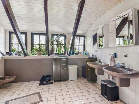 Tageslichtbad mit Doppelwaschbecken im Dachgeschoss