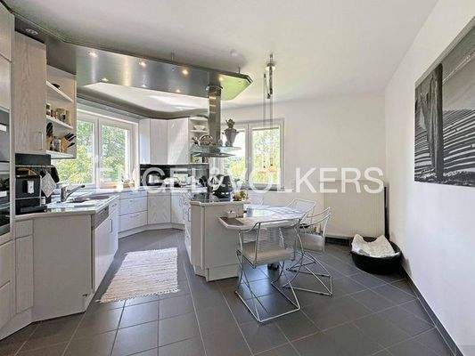 OG: Küche mit moderner Einbauküche