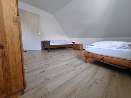 Schlafzimmer 2 Bett.jpg