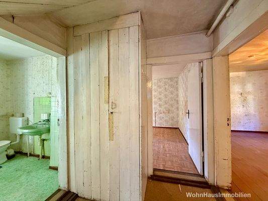 Bad und beide Wohnräume