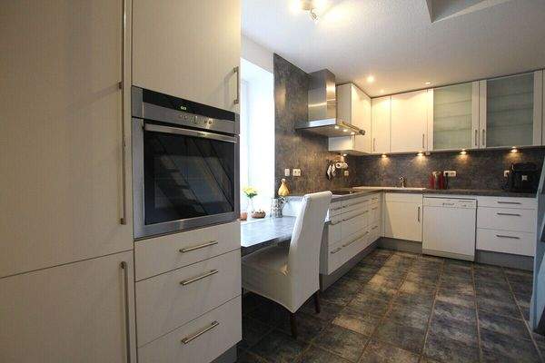 Zeitlose Küche mit Einbaugeräten