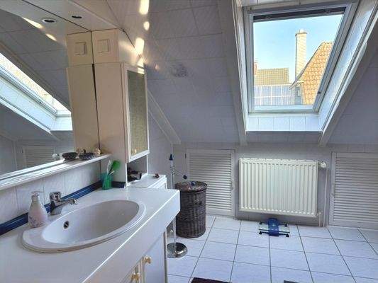 Tageslichtbad mit Dusche im Dachgeschoss