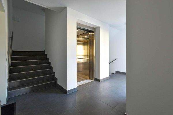 Treppenhaus und Aufzug