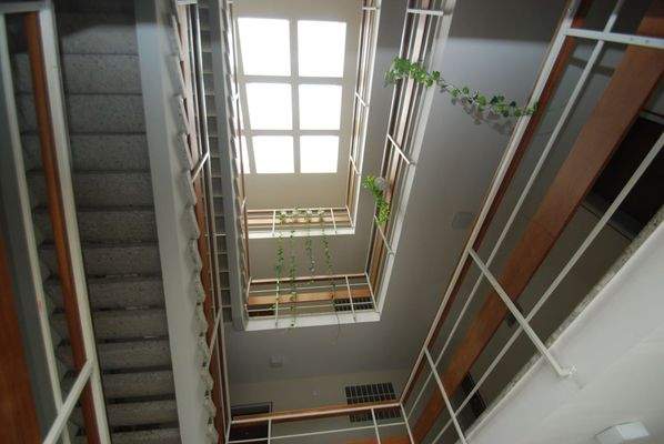 Das Atrium mit den Zugängen zu den Wohnungen