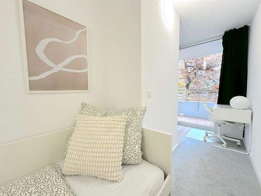 Helles Schlafzimmer mit Balkon