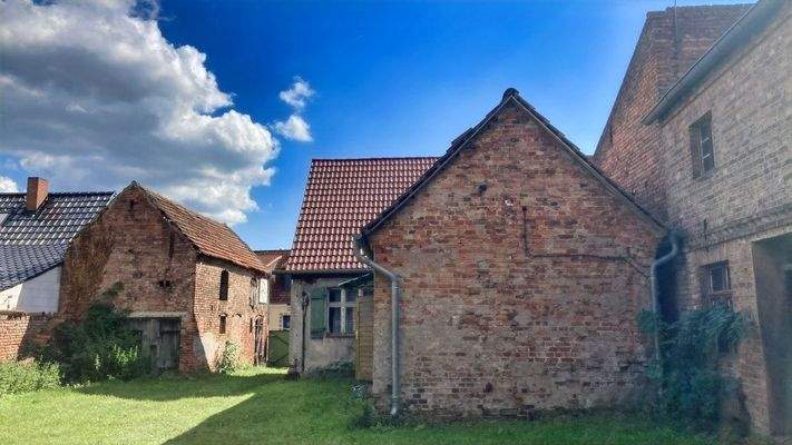 Zufahrt und Gebäude