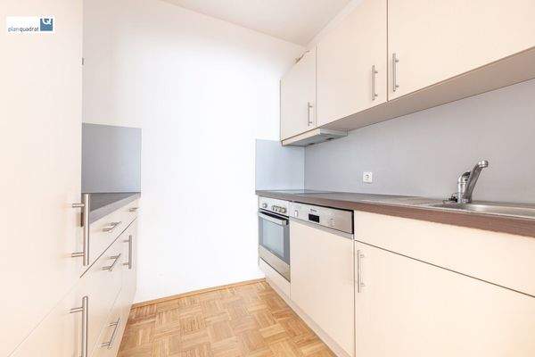 Küche (ca. 4,20 qm) mit zweiteiliger Küchenzeile, inkl. Geräte