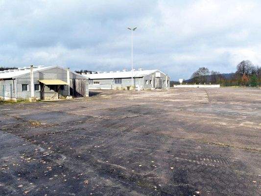 Außenfläche mit Nebengebäuden