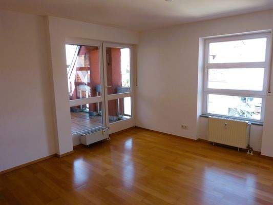 Großes Wohnzimmer mit Ausgang zum Balkon