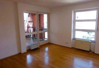 Großes Wohnzimmer mit Ausgang zum Balkon