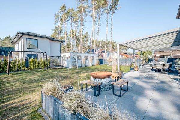 Atmosphärischer Outdoor-Bereich mit Feuerstelle - ideal für entspannte Abende