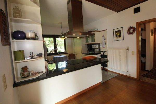 14 - Einbauküche mit Kochinsel