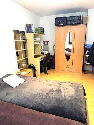 Schlafzimmer von Fensterseite fotografiert 