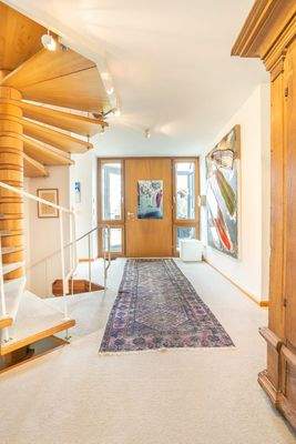 Die Eingangsdiele mit zentralem Treppenhaus