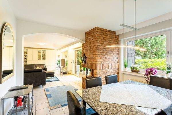 Esszimmer mit Blick ins Wohnzimmer