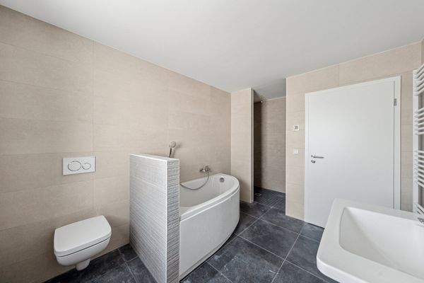 Badezimmer mit Dusche & Badewanne