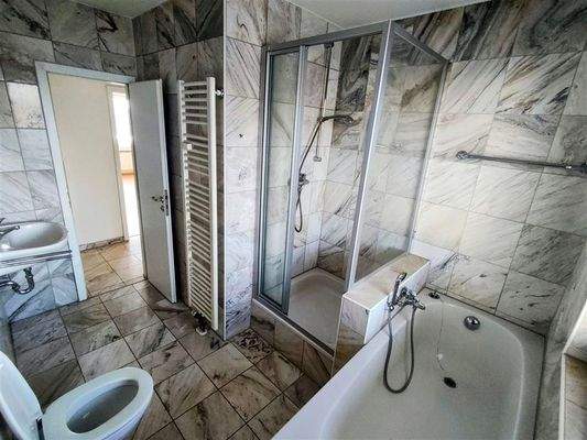 ...mit Dusche und Wanne