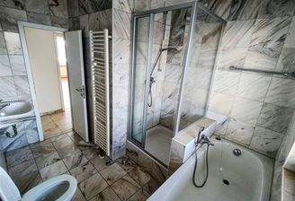 ...mit Dusche und Wanne