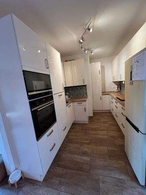 EG: Maßgeschneiderte Einbauküche mit Marken-Elektrogeräten von Siemens, 2018