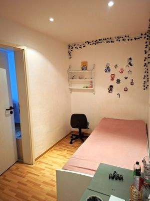 Ankleide/Büro, derzeit als Kinderzimmer genutzt.