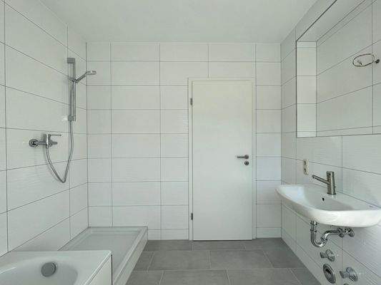 Mit Badewanne, einer Dusche und zusätzlichem Waschmaschinenanschluss bestens angelegt