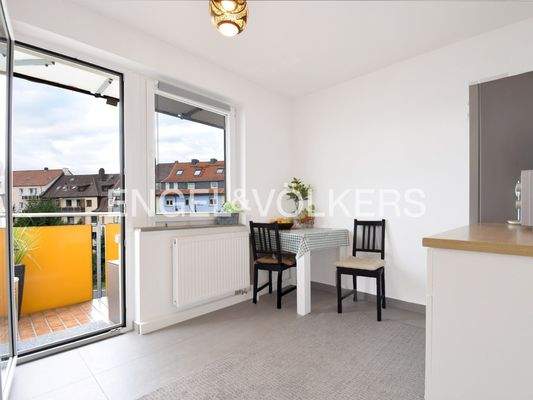 Küche mit Blick auf den Balkon