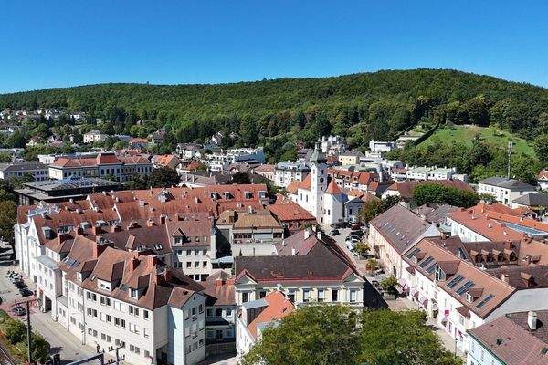 Altstadt Purkersdorf mit Feilerhöhe rechts im Hintergrund