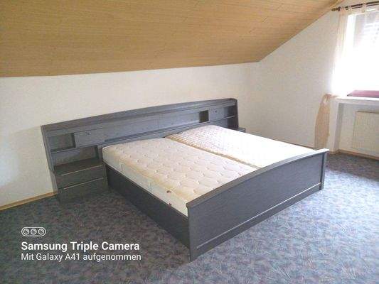 Schlafzimmer teilmöbliert