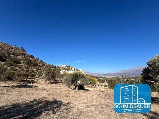 Kreta, Kamilari: Grundstück mit Blick auf das Dorf und die Berge zu verkaufen