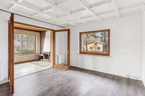 Wohnzimmer mit angrenzendem und lichtdurchfluteten Kaminzimmer