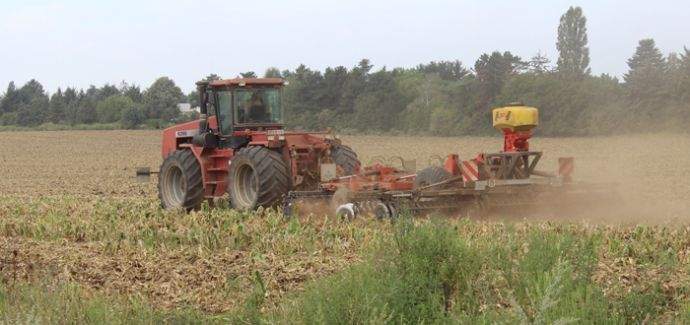 Traktor-bei-Saeharbeiten