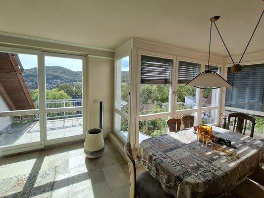 Esszimmer mit angrenzender Küche und Terrasse