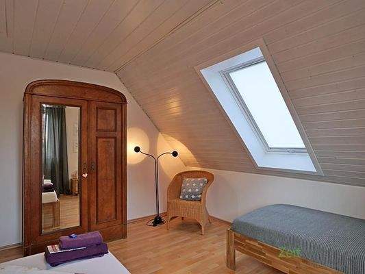 Kleiderschrank und Gästebett