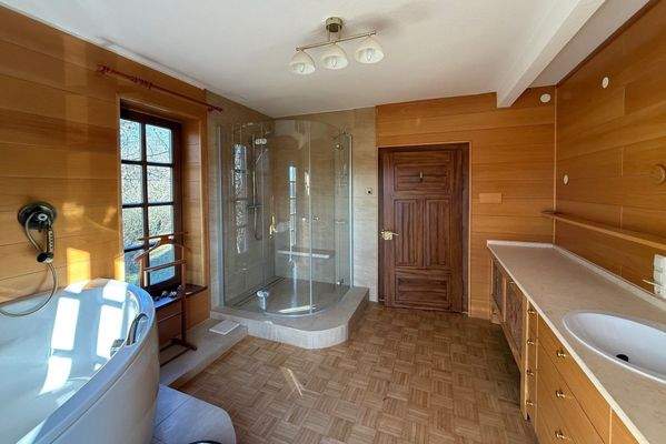 Hochwertig ausgestattetes Badezimmer