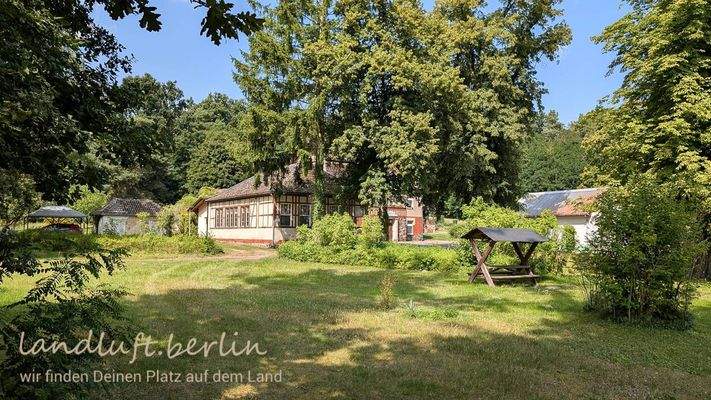 Carport,  Elektrizitätshäuschen, Saal, Wohnhaus,
