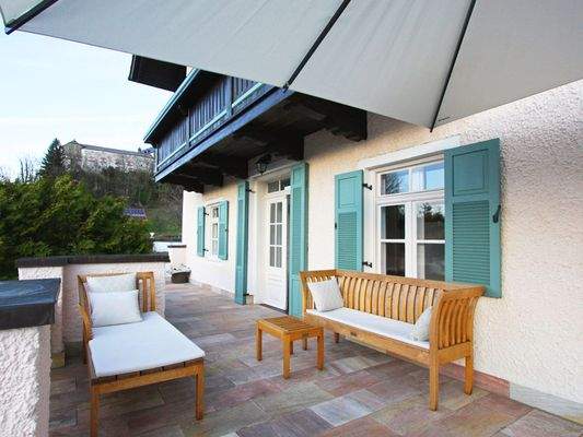 Große Südwestterrasse mit Blick zur Burg