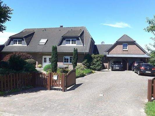 Haupthaus mit Garage