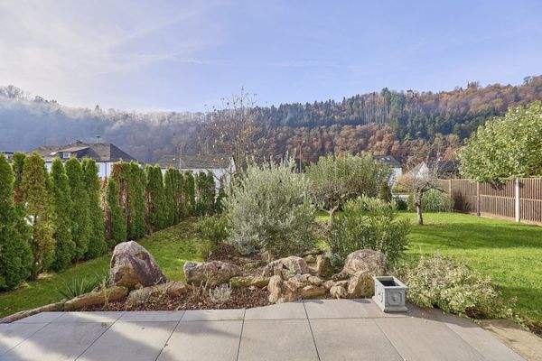 Terrasse und Garten mit Panoramablick
