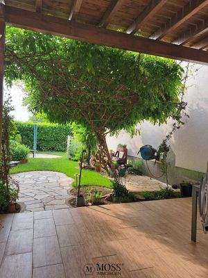 Garten und Terrasse hinter der Garage