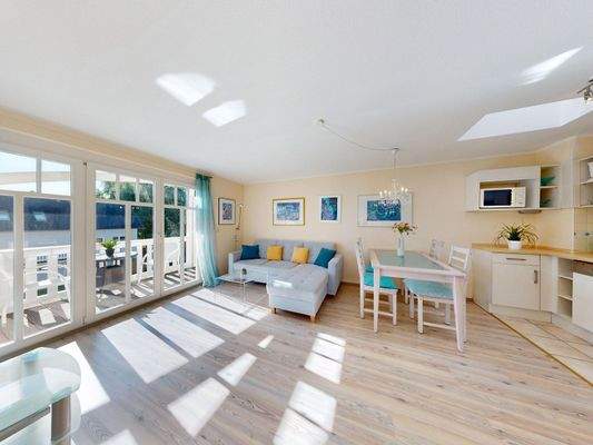 Wohn-Küchen-Essbereich mit Zutritt zum Balkon