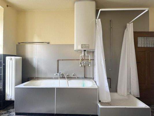 mit Badewanne und Dusche