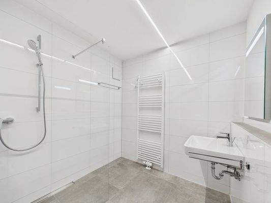 Badezimmer mit bodenebener Dusche