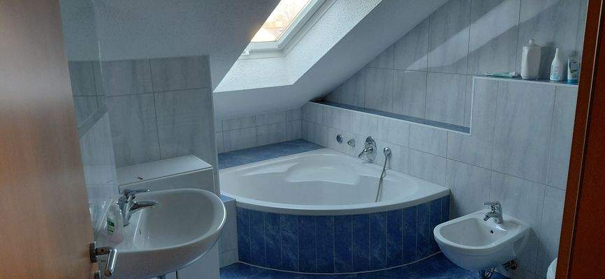 helles Bad mit Eckwanne und Bidet.jpg