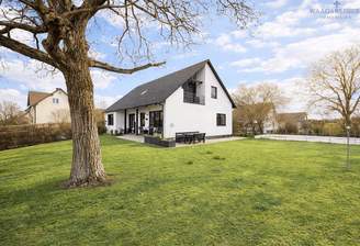 Außenansicht Haus mit Traumhaften Garten 