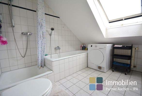 DG Bad mit Wanne und Dusche