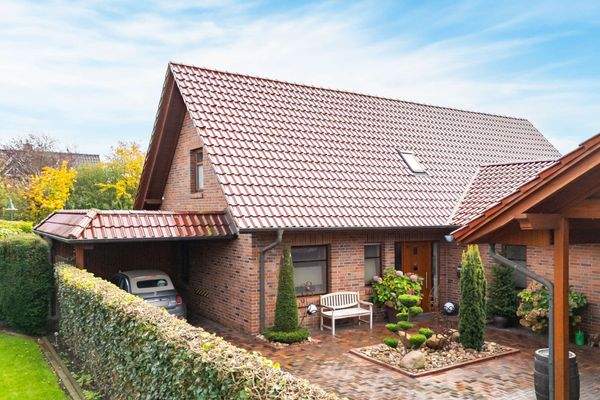 Blick auf das hintere Haus und das Carport 