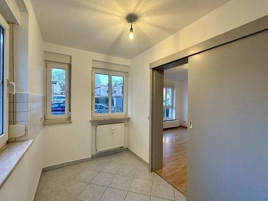 Küche mit Schiebetür zum Wohnzimmer